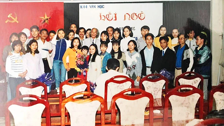 Nhà thơ Hoàng Nhuận Cầm (đeo kính, cầm sách phía trái ảnh) và nhà văn Băng Sơn (đứng gần giữa) cùng thầy trò Khoa Văn học - Trường ĐH KHXH&NV Hà Nội trong một cuộc giao lưu 20 năm trước.
