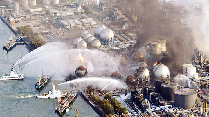 Nhà máy phải bơm nước làm nguội khi các lò hạt nhân bị nóng chảy năm 2011. Ảnh: AFP
