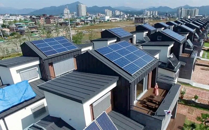 Các tấm pin năng lượng mặt trời được lắp đặt trên mái nhà ở Hàn Quốc. Ảnh: THE KOREA TIMES