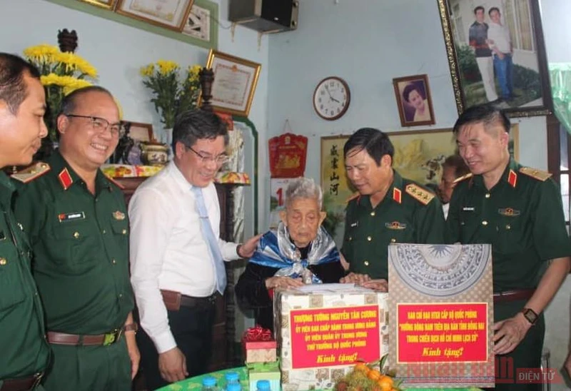 Thứ trưởng Quốc phòng Nguyễn Tân Cương tặng quà Mẹ Việt Nam Anh hùng Võ Thị Anh ở huyện Long Thành.