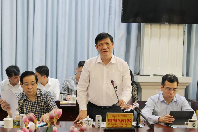 Bộ trưởng Y tế Nguyễn Thanh Long phát biểu tại buổi làm việc với tỉnh Vĩnh Long. 
