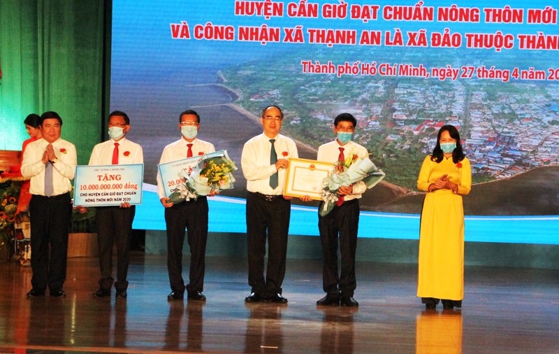 Trao quyết định của Thủ tướng Chính phủ công nhận huyện Cần Giờ đạt chuẩn nông thôn mới năm 2020.