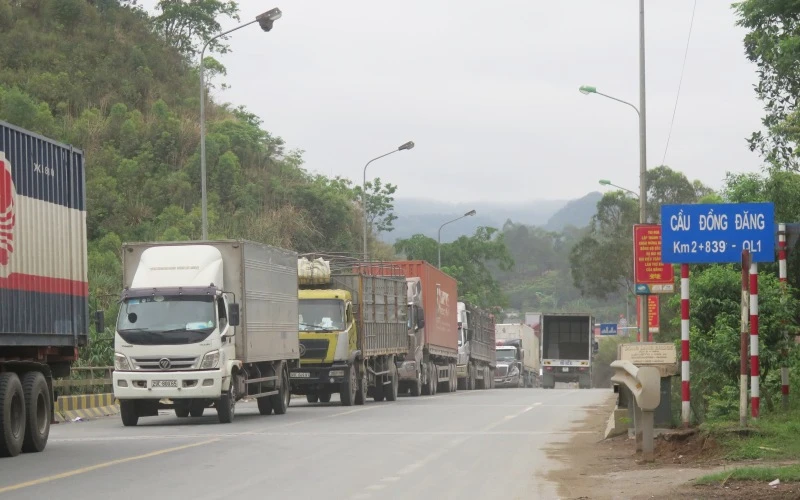 Xe chở hàng nông sản đang chờ làm thủ tục xuất khẩu sang cửa khẩu quốc tế Hữu Nghị.