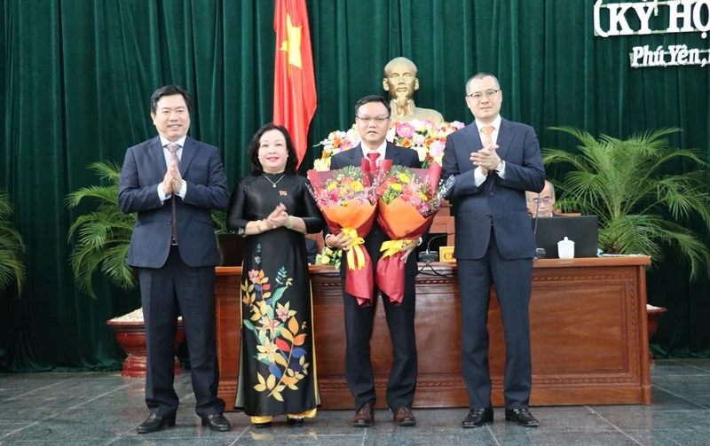Thường trực Tỉnh ủy và HĐND tỉnh tặng hoa chúc mừng ông Đào Mỹ vừa được bầu giữ chức Phó Chủ tịch UBND tỉnh Phú Yên, nhiệm kỳ 2016-2021.