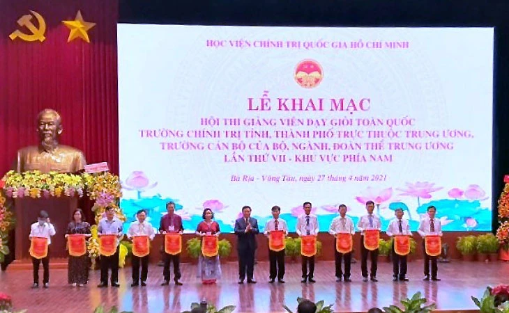 Đồng chí Nguyễn Xuân Thắng trao cờ lưu niệm cho các đoàn dự thi.