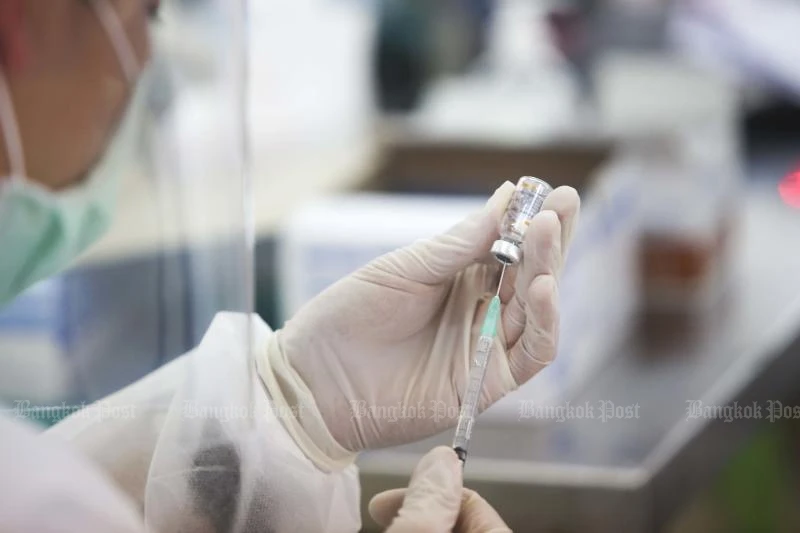 Một nhân viên y tế Thái Lan đang chuẩn bị liều vaccine để tiêm cho người dân. (Ảnh: Bưu điện Bangkok)