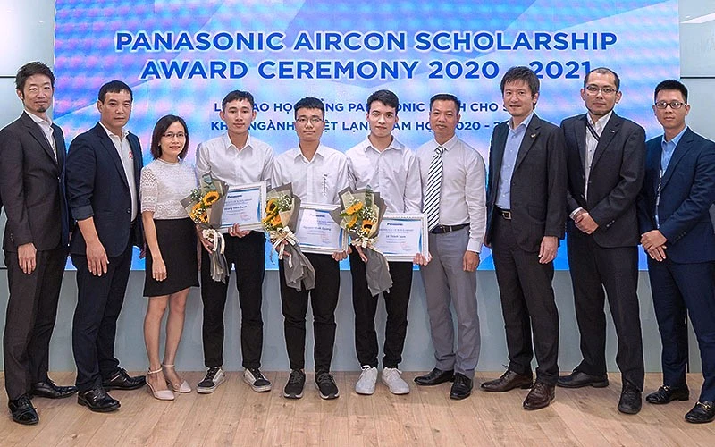 Trao học bổng Panasonic Aircon Scholarship (PACS) tặng các sinh viên xuất sắc năm học 2020-2021.