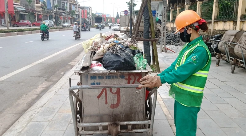 Hằng ngày, trong quá trình quét dọn đường phố, chị Nguyễn Thu Hà tận dụng phế thải để bán thêm tiền mua xăng đi làm. 