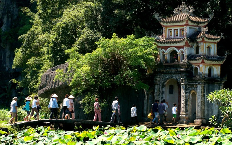 Khách du lịch trong nước tham quan chùa Bích Ðộng, Ninh Bình. Ảnh: Xuân Lâm