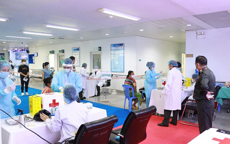 Bệnh viện Chợ Rẫy hỗ trợ tiêm vaccine Covid-19 cho bà con Campuchia. (Ảnh: BVCC)