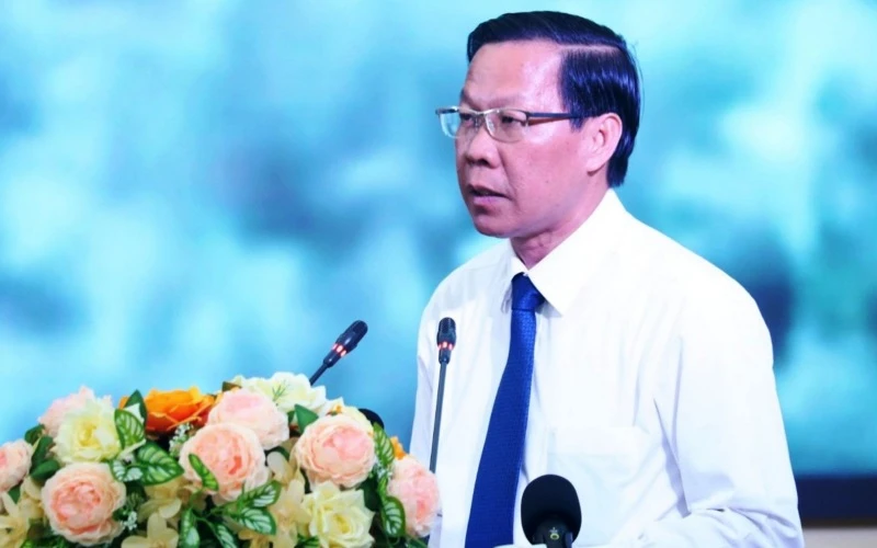 Bí thư Tỉnh ủy Phan Văn Mãi phát biểu ôn lại truyền thống hào hùng của dân tộc.
