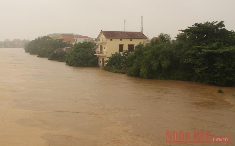 Biến đổi khí hậu gây những tác động lớn tới đời sống người dân (Ảnh minh họa: Nước lũ dâng cao ở Quảng Bình trong đợt mưa lũ nghiêm trọng ở miền trung tháng 10-2020/Hương Giang).
