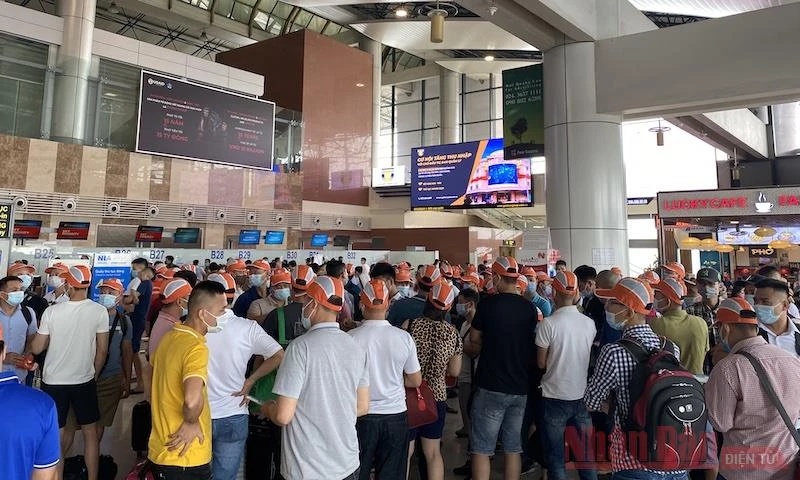 Hành khách chờ làm thủ tục chuyến bay tại Cảng hàng không quốc tế Nội Bài, ngày 25-4. (Ảnh: HẢI CHÍNH)