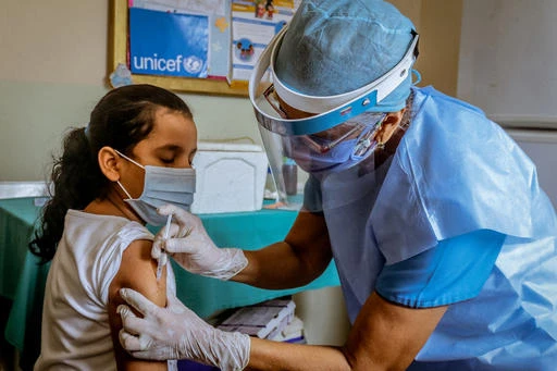 Tiêm chủng cho trẻ em tại Venezuela (Ảnh: William Urdaneta/UNICEF). 