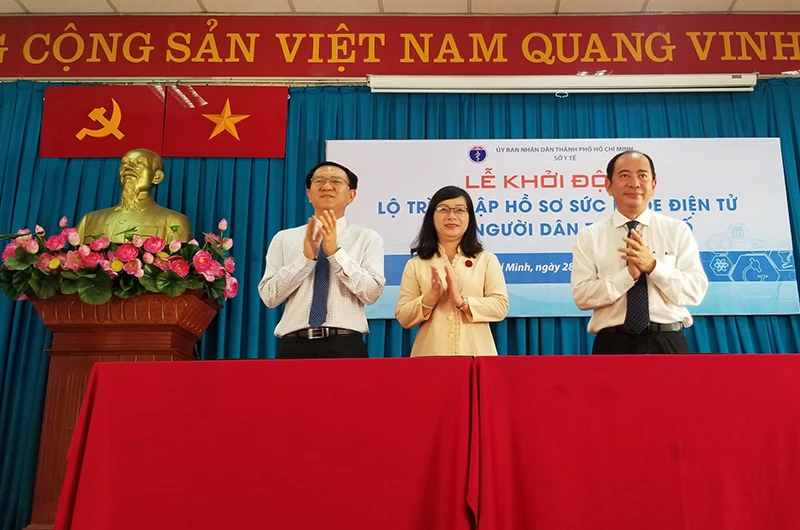 Lãnh đạo Sở Thông tin và Truyền thông, Sở Y tế và UBND phường 27, quận Bình Thạnh ký hợp tác thực hiện Hồ sơ sức khỏe điện tử.