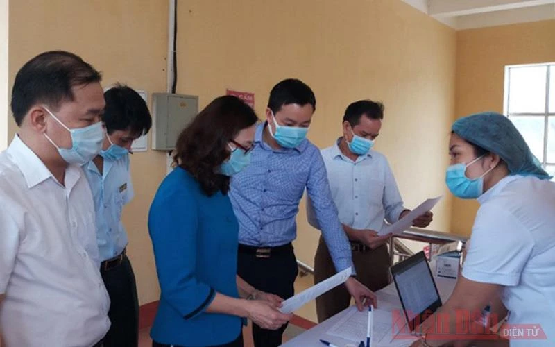Cán bộ y tế tỉnh Yên Bái kiểm tra việc khai báo y tế tại huyện Yên Bình.