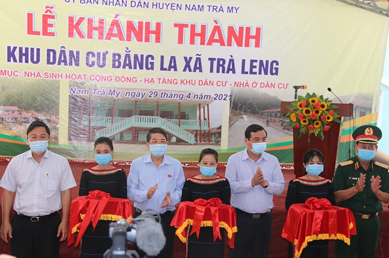 Đồng chí Nguyễn Đức Hải cắt băng khánh thành Khu dân cư Bằng La.
