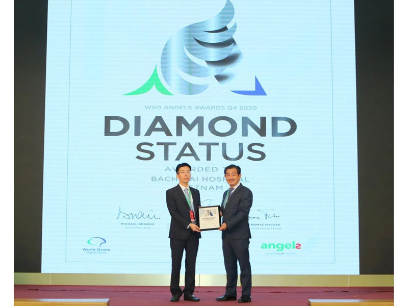 Đại diện Trung tâm Đột quỵ của Bệnh viện Bạch Mai nhận Chứng nhận tiêu chuẩn Kim cương của Tổ chức Đột quỵ thế giới.
