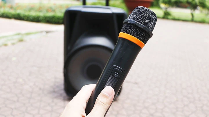 Hát karaoke bằng loa kéo Bluetooth gây tiếng ồn sẽ bị xử phạt nặng.