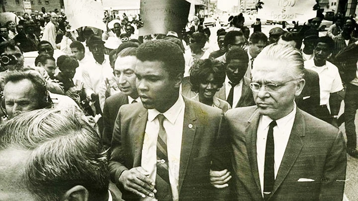 Muhammad Ali (giữa) tới phiên tòa xét xử ông vì phản đối cuộc chiến tại Việt Nam. Ảnh: WIKIPEDIA