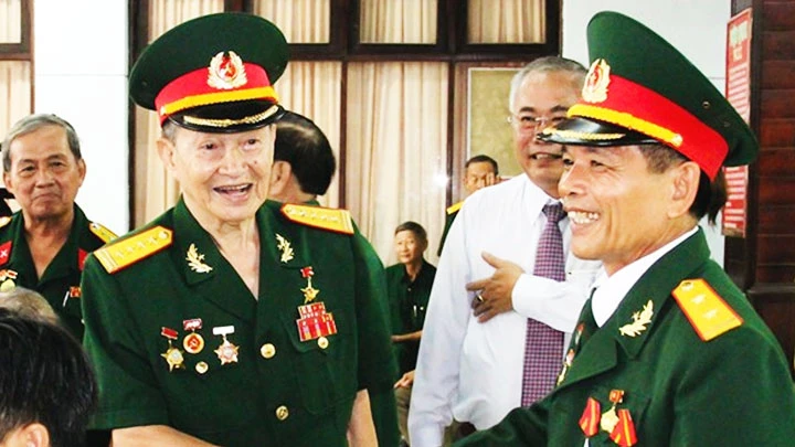 Đại tá Nguyễn Văn Tàu (Tư Cang) và Trung úy Nguyễn Đức Thọ (Sư đoàn 316).