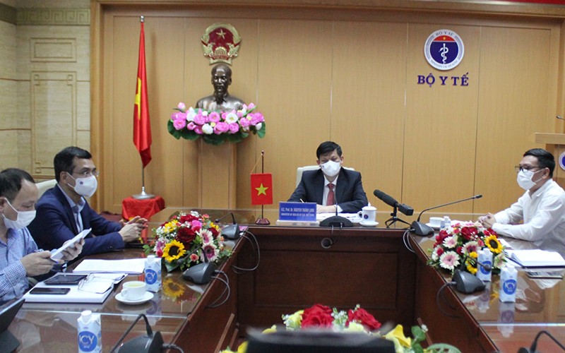 GS, TS Nguyễn Thanh Long trao đổi trực tuyến với ông Bounfeng Phoummalaysith – Bộ trưởng Y tế Lào.