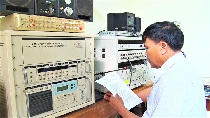 Cán bộ truyền thanh xã ở huyện Krông Ana đọc tuyên truyền về bầu cử qua hệ thống loa truyền thanh.