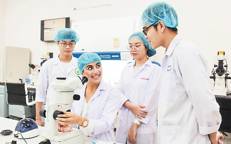 Việc thường xuyên được tiếp cận với hệ thống hạ tầng công nghệ cao giúp sinh viên ÐHQG TP Hồ Chí Minh thuận lợi trong quá trình học tập, nghiên cứu khoa học. Ảnh: ÐHQG TP Hồ Chí Minh 