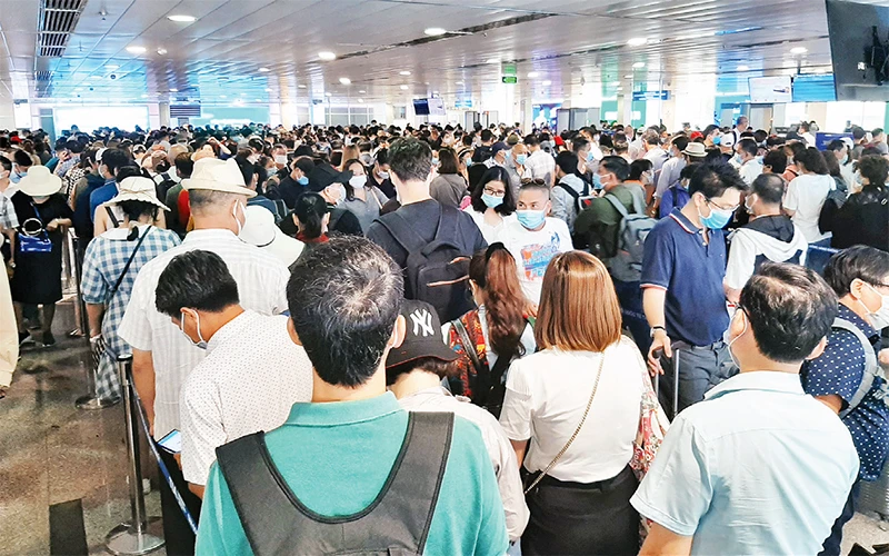 Cảng Hàng không quốc tế Tân Sơn Nhất vừa lắp đặt bổ sung máy soi chiếu an ninh tại nhà ga quốc nội góp phần giải tỏa tình trạng ùn ứ hành khách. 