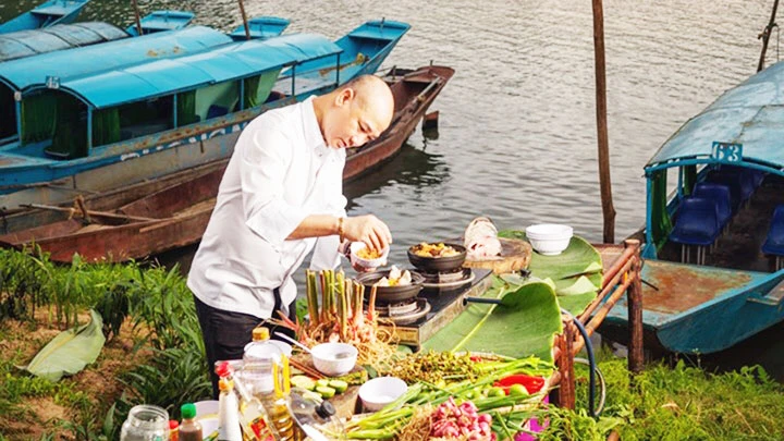 Anh Phạm Tuấn Hải chế biến món cá trắm sông Son, Quảng Bình. Ảnh: SAM NGUYỄN