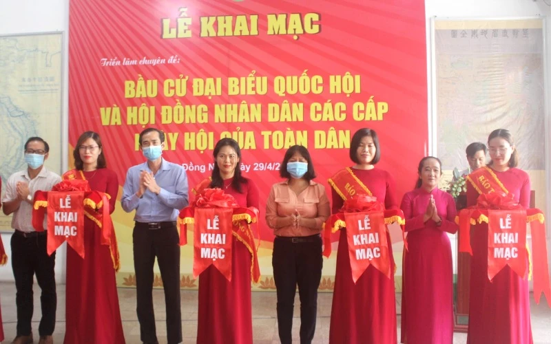 Cắt băng khai mạc triển lãm.