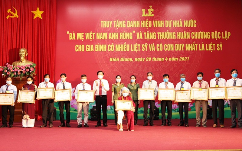 54 mẹ ở Kiên Giang được truy tặng danh hiệu Mẹ Việt Nam Anh hùng.
