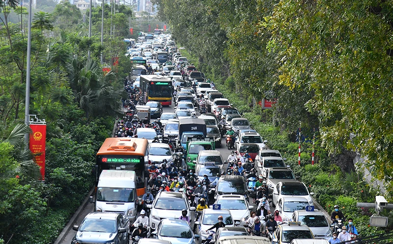 Hơn 16 giờ, một số tuyến đường như Phạm Hùng, Khuất Duy Tiến, Giải Phóng, đường Láng, Hoàng Minh Giám…mật độ giao thông ngày càng cao, các phương tiện di chuyển khó khăn.