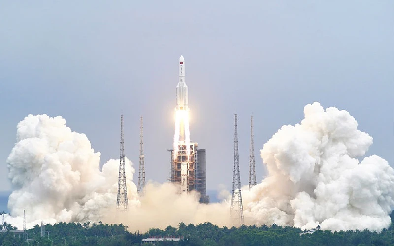 Khoảnh khắc tên lửa đẩy Trường Chinh 5B mang theo mô-đun lõi Tianhe phóng vào không gian.