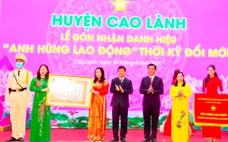 Phó Chủ tịch nước Võ Thị Ánh Xuân trao danh hiệu “Anh hùng Lao động” thời kỳ đổi mới cho Đảng bộ, chính quyền và nhân dân huyện Cao Lãnh.