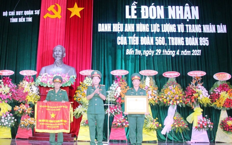 Thiếu tướng Nguyễn Văn Gấu, Ủy viên T.Ư Đảng, Chính ủy Quân khu 9 trao tặng danh hiệu “Anh hùng lực lượng vũ trang nhân dân” cho Tiểu đoàn 560.