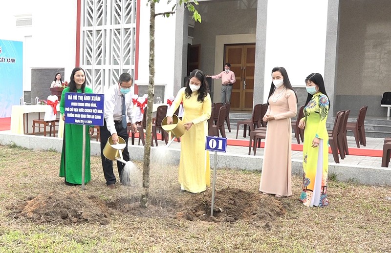Phó Chủ tịch nước Võ Thị Ánh Xuân trồng cây xanh tại Khu hành chính UBND TP Long Xuyên.