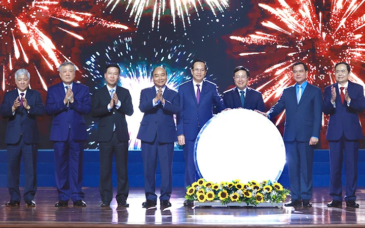 Chủ tịch nước Nguyễn Xuân Phúc và các đại biểu chứng kiến Lễ phát động Tháng Công nhân và Tháng hành động về an toàn vệ sinh lao động năm 2021. Ảnh: ĐĂNG ANH