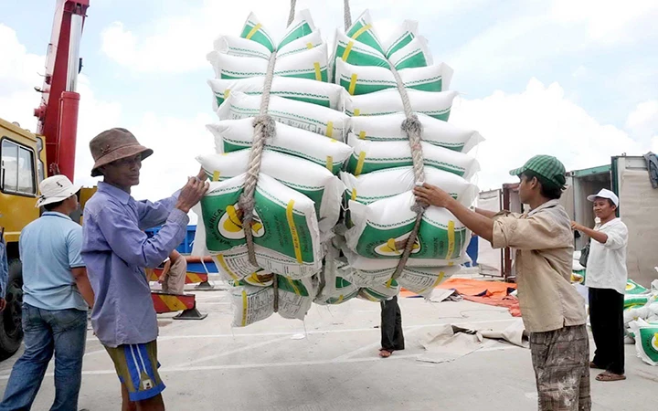 Bốc xếp gạo xuất khẩu tại cảng Sài Gòn. Ảnh: HẢI ANH
