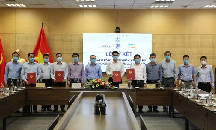 Thứ trưởng TT-TT Phan Tâm cùng đại diện lãnh đạo các đơn vị, doanh nghiệp tại lễ ký kết.