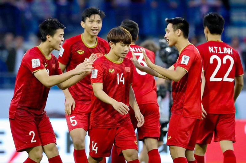 Người hâm mộ sẽ phải thức khuya để theo dõi ĐT Việt Nam đá vòng loại World Cup. (Ảnh: VFF)