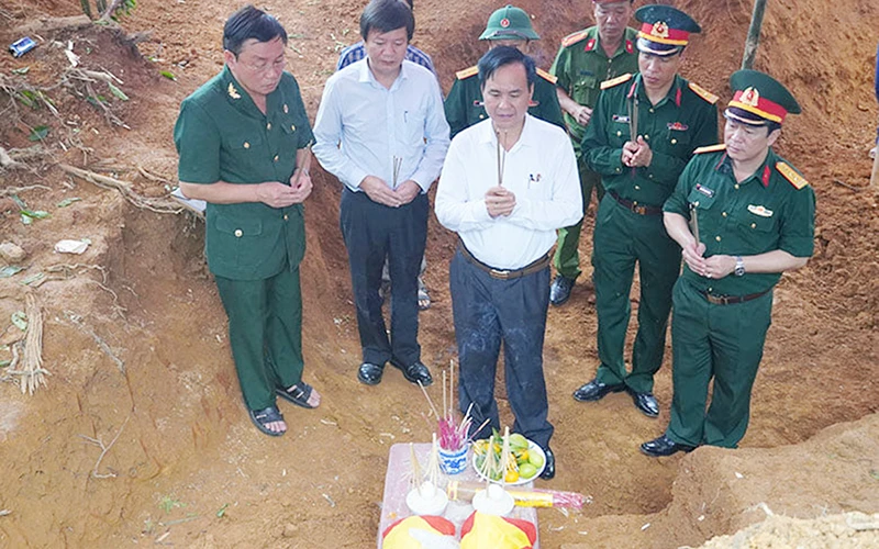 Phó Bí thư Tỉnh ủy, Chủ tịch UBND tỉnh Quảng Trị Võ Văn Hưng dâng hương các anh hùng liệt sĩ tại địa điểm đang triển khai tìm kiếm.