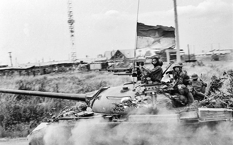 Quân Giải phóng đánh chiếm Trường Tăng thiết giáp của ngụy tại căn cứ Nước Trong (Biên Hòa). Ảnh: HỨA KIỂM - TTXVN