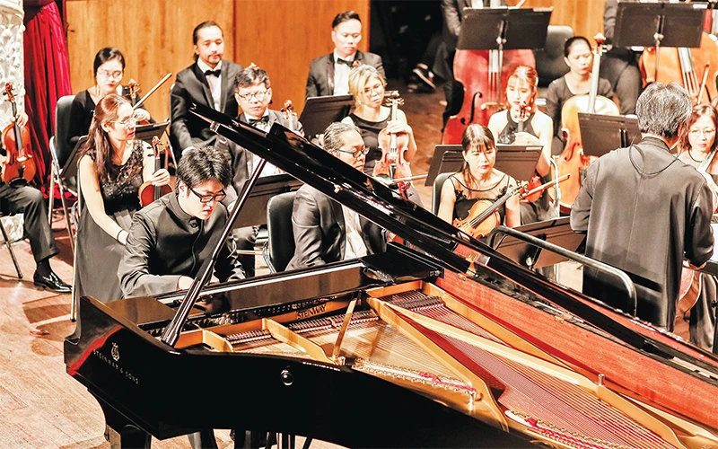 Pianist Lưu Ðức Anh biểu diễn cùng Dàn nhạc Giao hưởng Nhà hát Nhạc vũ kịch TP Hồ Chí Minh. 