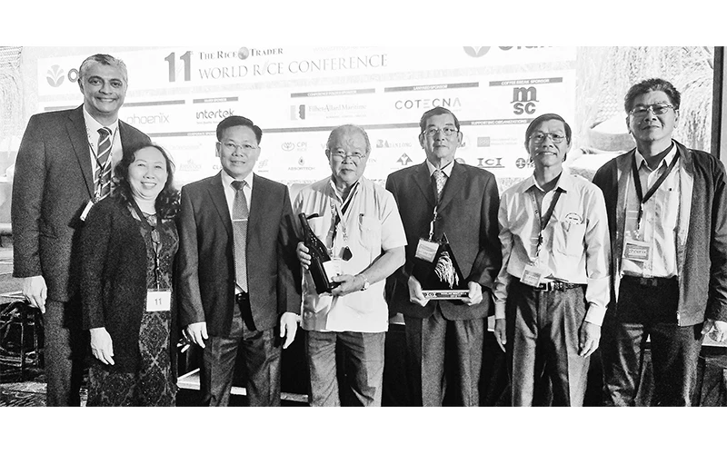Ðoàn Việt Nam vinh dự nhận giải nhất cho gạo ngon ST25 từ Ban tổ chức hội thi. Ảnh do HQL cung cấp