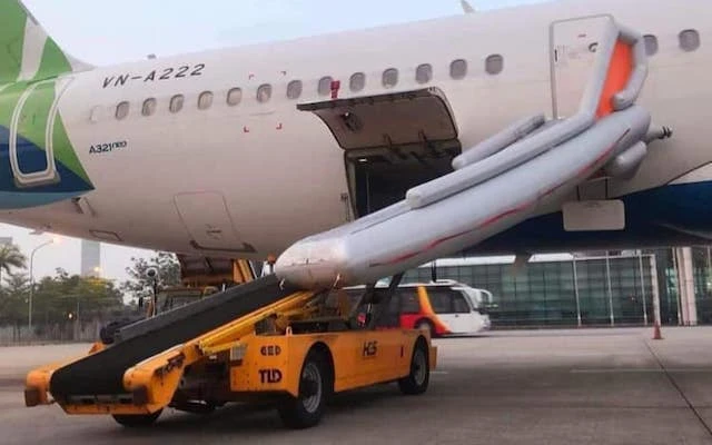Máy bay VN - A222 của Bamboo Airways bị bung cầu phao thoát hiểm. (Ảnh: Diễn đàn Hàng không)