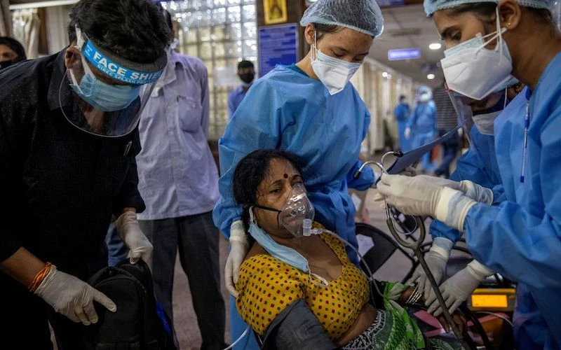 Một bệnh nhân Covid-19 được điều trị bên trong khu vực cấp cứu tại Bệnh viện Holy Family, ở New Delhi, Ấn Độ, ngày 29-4-2021. (Ảnh: Reuters)