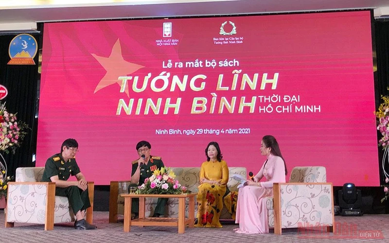 Bà Bùi Mai Hoa, nhà văn Sương Nguyệt Minh và người dẫn chương trình trò chuyện cùng nhân vật trong bộ sách.