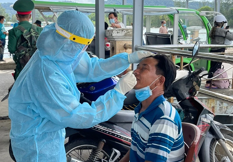 Nhân viên Trung tâm Y tế TP Phú Quốc lấy mẫu tại bến tàu cao tốc.