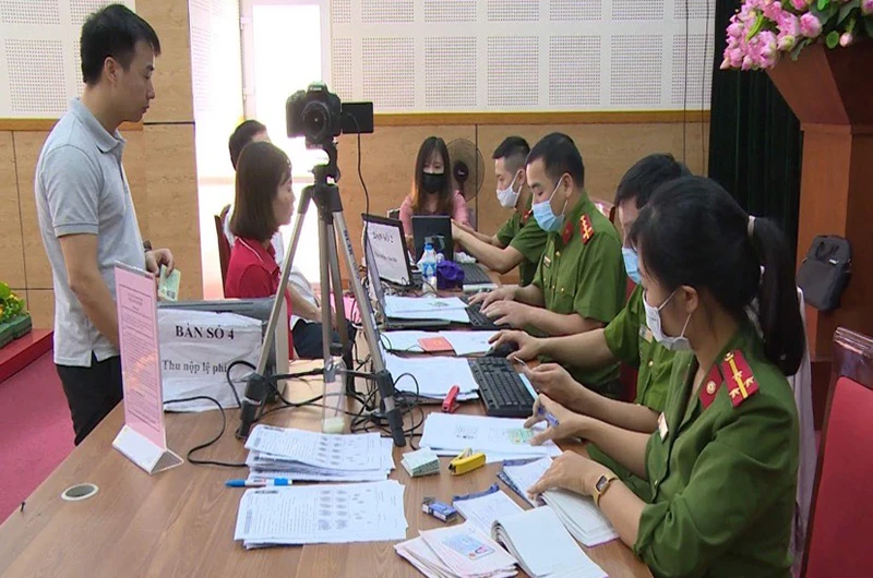 Công an quận Long Biên tiếp tục duy trì cấp CCCD cho người dân.